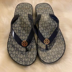 Slides TORY BURCH
Cut-Out Wedge Flip Flop . Tory Navy/Navy Gemini Link Jacquard
